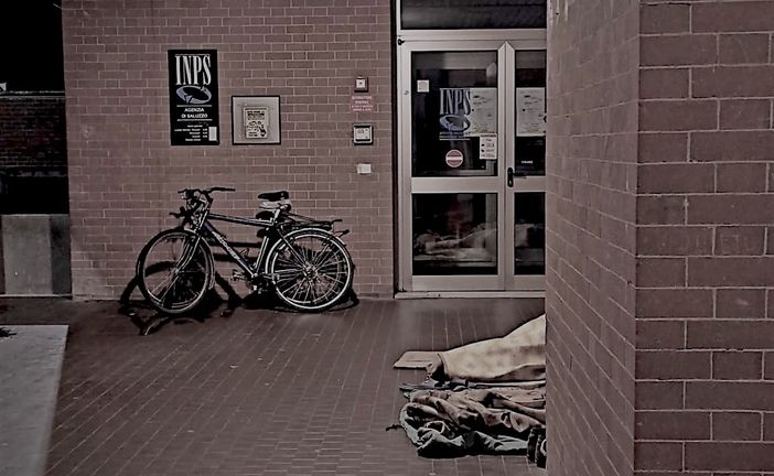 I bivacchi che di notte vengono creati di fronte alla sede cittadina dell'INPS I bivacchi che di notte vengono creati di fronte alla sede cittadina dell'INPS