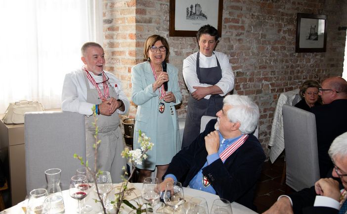 Bianca Vetrino, gran maestro dell'ordine langarolo, qui con gli chef Massimo Camia e Marc Lanteri Bianca Vetrino, gran maestro dell'ordine langarolo, qui con gli chef Massimo Camia e Marc Lanteri