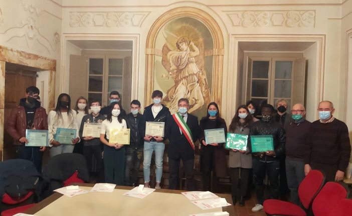 A San Michele Mondovì consegnata la Costituzione ai 18enni A San Michele Mondovì consegnata la Costituzione ai 18enni