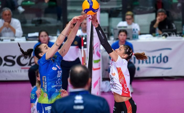 Un duello a rete tra Yasmina Akrari e Noemi Signorile Un duello a rete tra Yasmina Akrari e Noemi Signorile