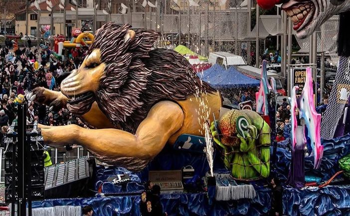 Il carro allegorico "Leoni da tastiera" - foto profilo fb paolo biglione Il carro allegorico "Leoni da tastiera" - foto profilo fb paolo biglione