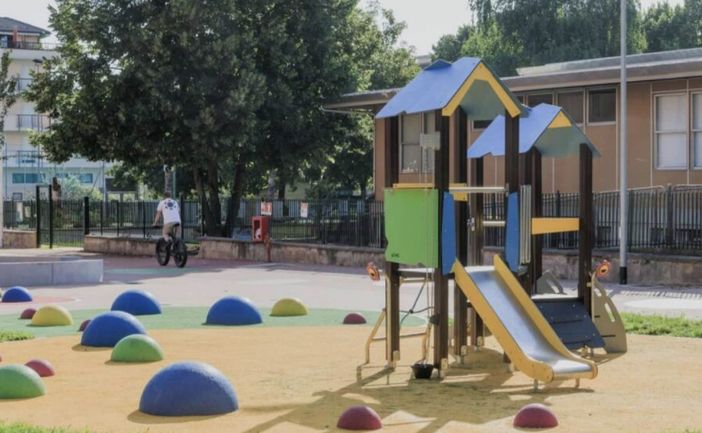 L'area di gioco davanti alla Scuola d'Infanzia del quartiere Donatello