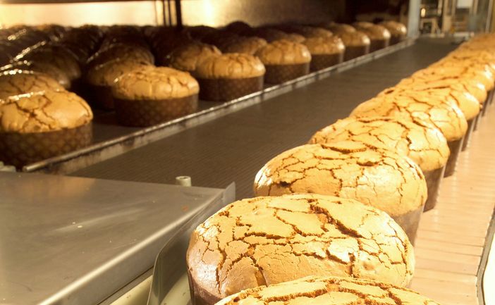 I panettoni Gran Nocciolato in uscita dal forno