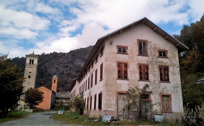 L'ex complesso "Mater Dei" di Casteldelfino L'ex complesso "Mater Dei" di Casteldelfino