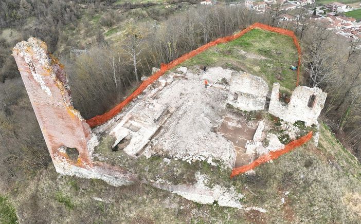 Studenti di Bagnasco alla scoperta degli scavi archeologici del castello Studenti di Bagnasco alla scoperta degli scavi archeologici del castello