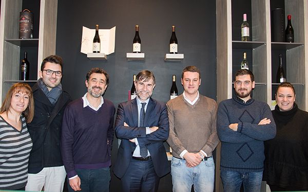 Al centro il viceministro Andrea Olivero affiancato da alcune figure commerciali di Mondodelvino Al centro il viceministro Andrea Olivero affiancato da alcune figure commerciali di Mondodelvino