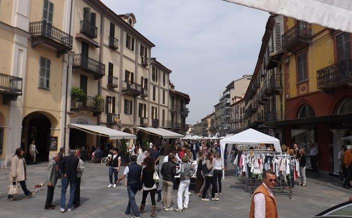 Saluzzo, Negozi in strada