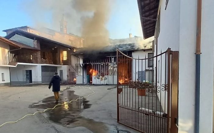 Fiamme in un'abitazione a Martiniana Po, intervengono i Vigili del Fuoco