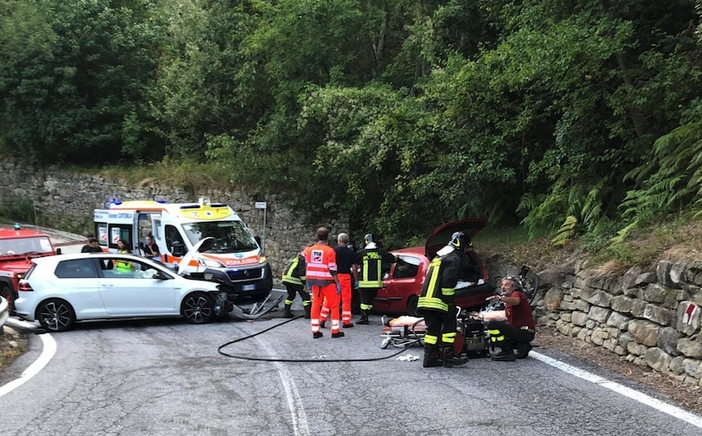 Scontro tra due auto tra Cortemilia e Castino, due feriti Scontro tra due auto tra Cortemilia e Castino, due feriti