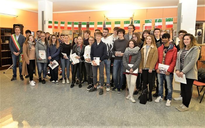 Il gruppo dei 18enni che hanno ricevuto la Costituzione