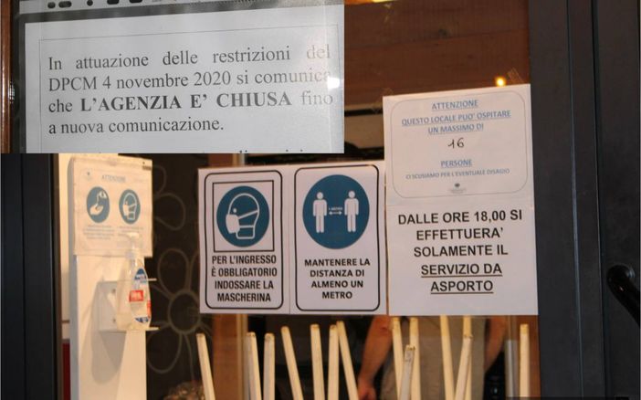 Alcuni cartelli affissi a Mondovì nel secondo lockdown