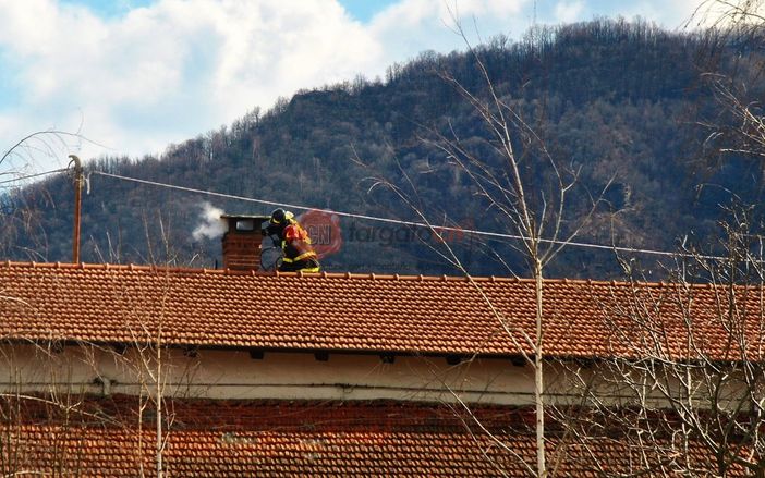 I Vigili del fuoco al lavoro in via Termine a Barge