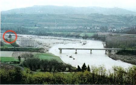 Nell'immagine quello che si poteva osservare dall'abitato di Piozzo di ciò che rimaneva della Fondovalle Tanaro (SP12). Cerchiata in rosso, la casa dalla quale provenivano le grida d'aiuto (persona poi salvata dal sindaco Felice Boffa)