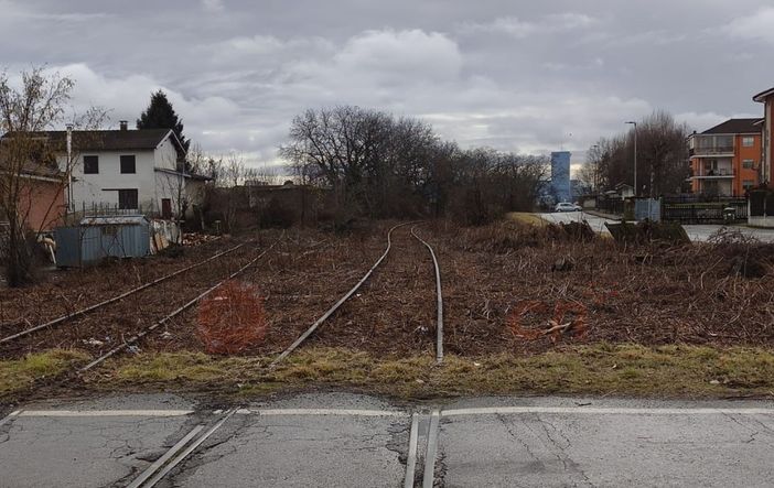I binari dell'ex ferrovia Saluzzo-Airasca a Moretta che saranno presto smantellati I binari dell'ex ferrovia Saluzzo-Airasca a Moretta che saranno presto smantellati
