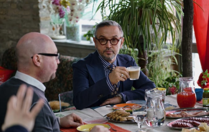 Un frame della puntata trasmessa ieri sera su Sky Uno: immortalati Bruno Barbieri e, di spalle, Riccardo Moia, direttore dell'hotel "I Somaschi" di Cherasco Un frame della puntata trasmessa ieri sera su Sky Uno: immortalati Bruno Barbieri e, di spalle, Riccardo Moia, direttore dell'hotel "I Somaschi" di Cherasco