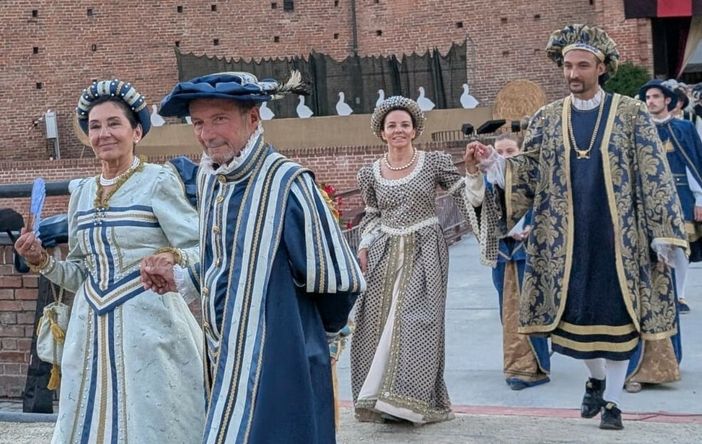 Alberto Galleano e la sorella Maura al Palio 26 di Fossano, davanti i genitori Alberto Galleano e la sorella Maura al Palio 26 di Fossano, davanti i genitori