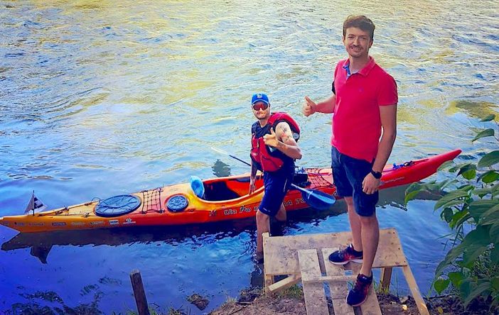 La partenza dell'impresa di Toniolo, in foto insieme al sindaco Morena La partenza dell'impresa di Toniolo, in foto insieme al sindaco Morena