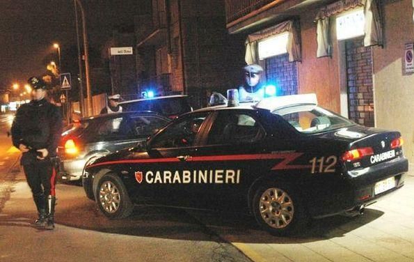 Molesta i clienti di un bar e poi ingiuria i carabinieri, denunciato a Santo Stefano Belbo