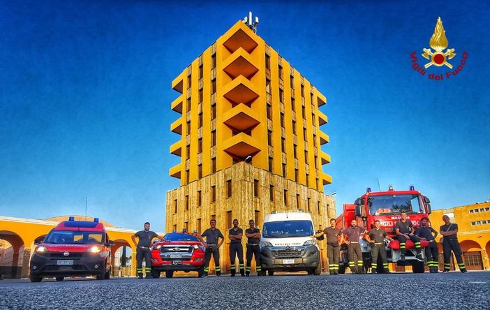 Vigili del fuoco davanti alla caserma di Cosenza prima della partenza Vigili del fuoco davanti alla caserma di Cosenza prima della partenza