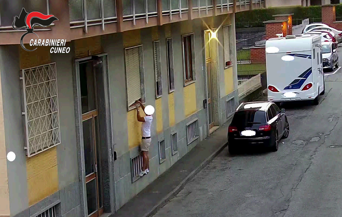 L'attività di spaccio avveniva dalla finestra di una palazzina di Luserna San Giovanni, nel Pinerolese L'attività di spaccio avveniva dalla finestra di una palazzina di Luserna San Giovanni, nel Pinerolese