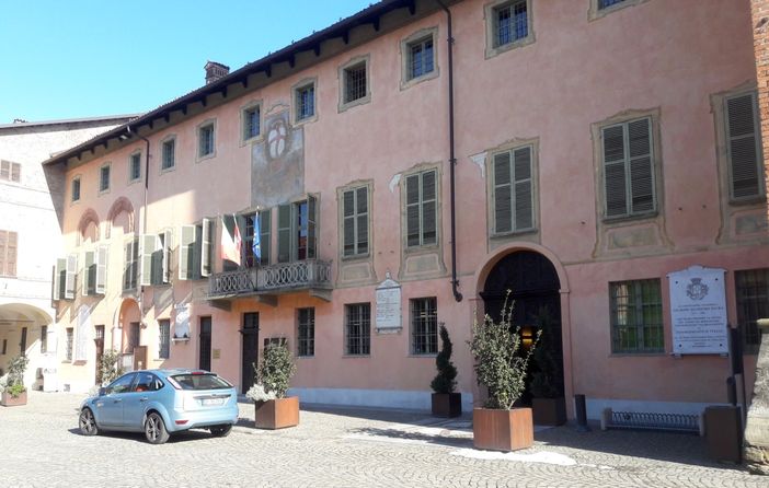 Il municipio di Cherasco Il municipio di Cherasco