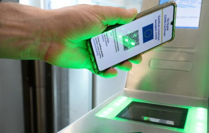 Green pass obbligatorio in bar e ristoranti al chiuso, multe ai gestori: le novità in vista del decreto di martedì