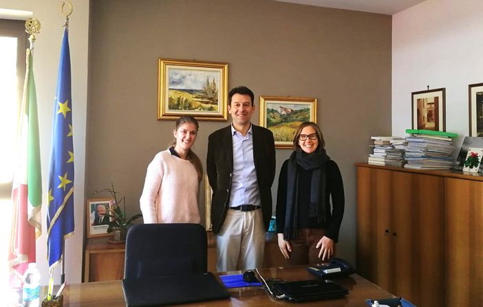 Le due addette col sindaco del centro langarolo Roberto Bodrito Le due addette col sindaco del centro langarolo Roberto Bodrito