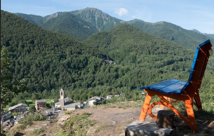 Folletti, panchina gigante e sentieri nel bosco: un anello intorno a Rore