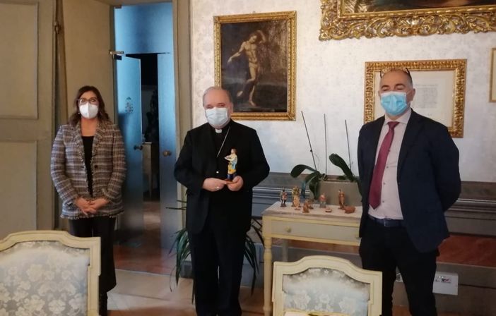 La statuina che raffigura l’imprenditore portata in dono al vescovo di Alba La statuina che raffigura l’imprenditore portata in dono al vescovo di Alba