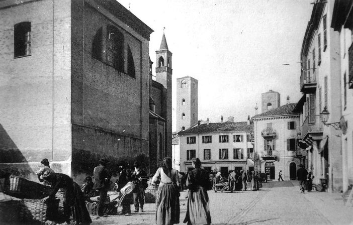 Piazza Rossetti in una delle testimonianze fotografiche contenute nel libro
