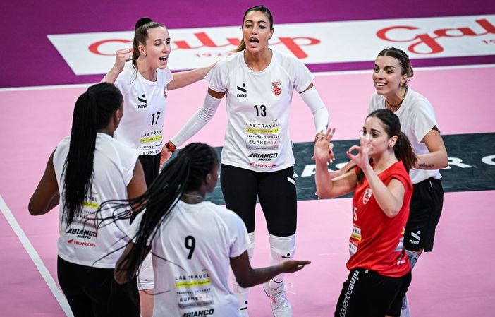 Un'esultanza delle biancorosse nell'allenamento congiunto con Pinerolo (credito Danilo Ninotto)