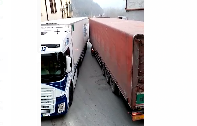 Ennesimo ingorgo a Demonte: due tir si incastrano all'altezza del curvone prima del paese