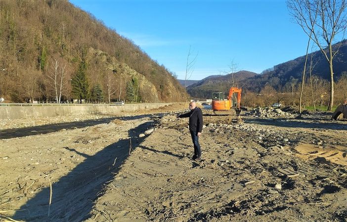 Il sopralluogo del sindaco Dovetta sul cantiere lungo il torrente Varaita Il sopralluogo del sindaco Dovetta sul cantiere lungo il torrente Varaita