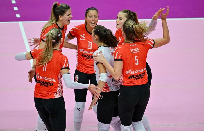 Volley femminile A1. La Honda Olivero Cuneo scalda i motori: sabato sera esordio contro la Savino Del Bene Volley Volley femminile A1. La Honda Olivero Cuneo scalda i motori: sabato sera esordio contro la Savino Del Bene Volley
