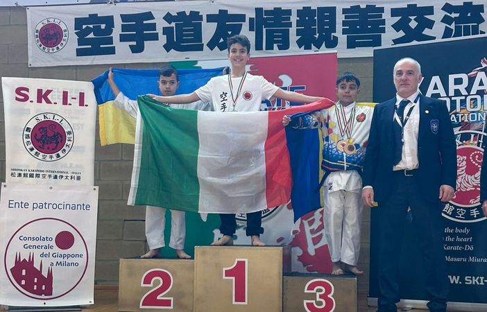 Lorenzo Alesso vince nella categoria maschile 12-13 anni alla Friendship Cup international di karate