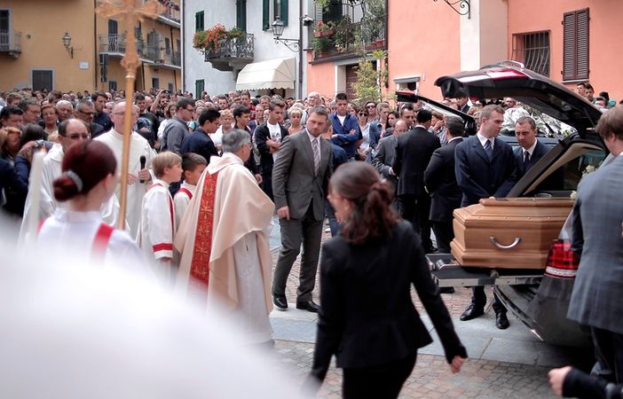 “Nessuno muore se vive nel ricordo di chi resta”: così sulle t-shirt dei giovani di Sanfront per l’ultimissimo saluto a Enrico e Vittorio “Nessuno muore se vive nel ricordo di chi resta”: così sulle t-shirt dei giovani di Sanfront per l’ultimissimo saluto a Enrico e Vittorio