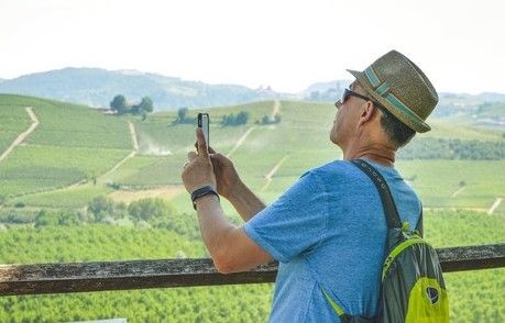 Alta Langa, le espressioni artistiche dei "Landscape Boys" in una mostra en plen air Alta Langa, le espressioni artistiche dei "Landscape Boys" in una mostra en plen air