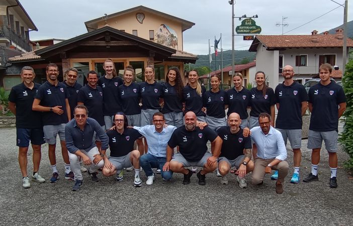 Le pumine, lo staff tecnico e dirigenziale della Bam Mondovì Volley