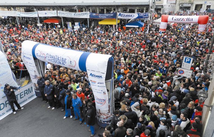 Saluzzo, partenza di una precedente edizione del Fitwalking del cuore