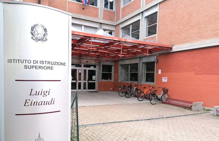 L'ingresso dell'Istituto Superiore Einaudi: ospita 850 ragazzi provenienti da tutto l'Albese