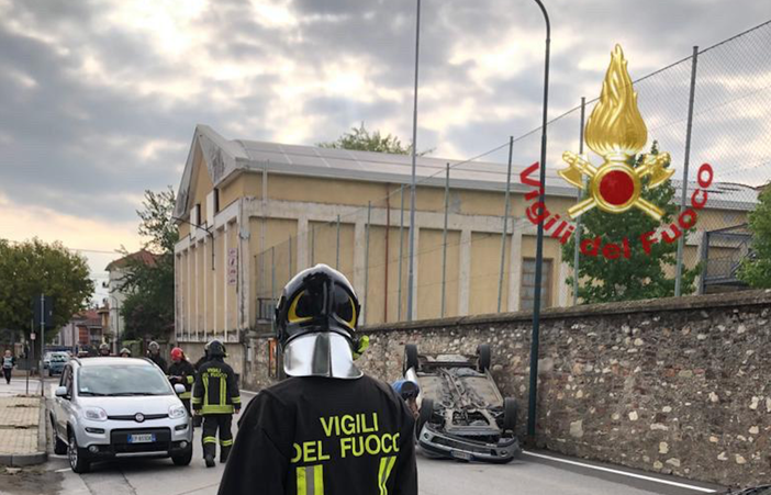 Incidente a Busca tra due vetture. Un'auto si ribalta