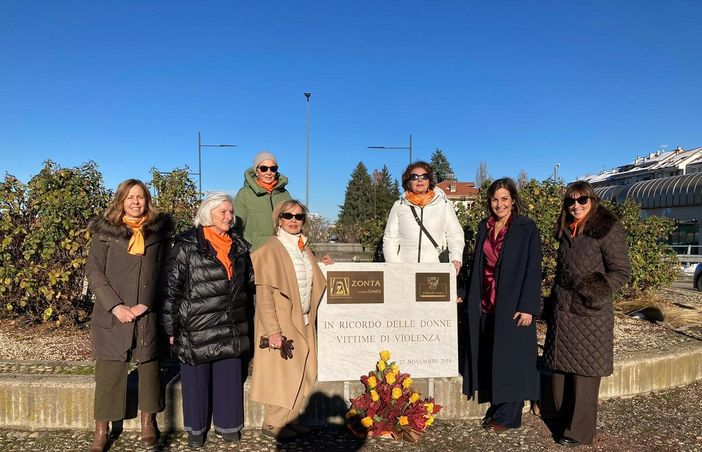 Rose gialle di Zonta Cuneo  davanti alla lapide nella rotonda di corso Francia