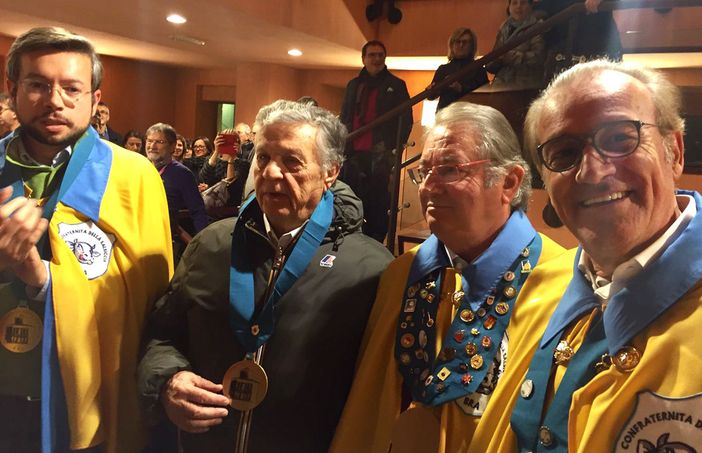 Renato Pozzetto socio onorario della confraternita della salsiccia di Bra