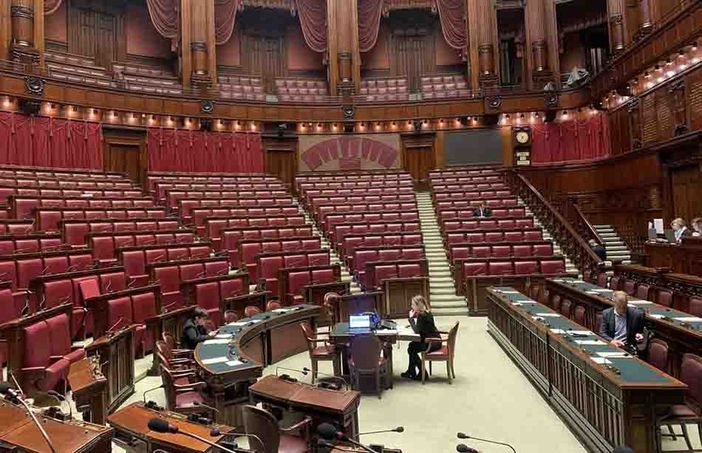E' in atto una gara a nominare esperti e commissari... ma l’abuso dell’istituto della delega rischia di minare la Democrazia E' in atto una gara a nominare esperti e commissari... ma l’abuso dell’istituto della delega rischia di minare la Democrazia