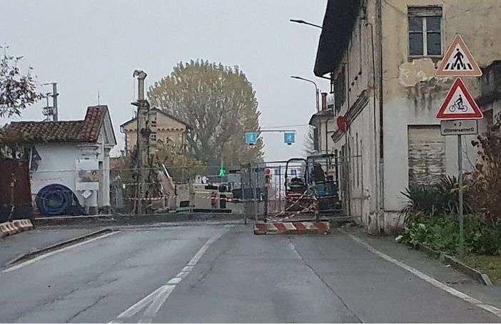 I lavori per il nuovo ponte di via Alba, sul torrente Mellea, si protrarranno fino alla primavera