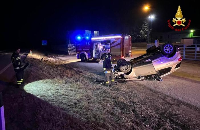 Auto capottata a Mondovì in corso Inghilterra; ferita la donna alla guida del mezzo