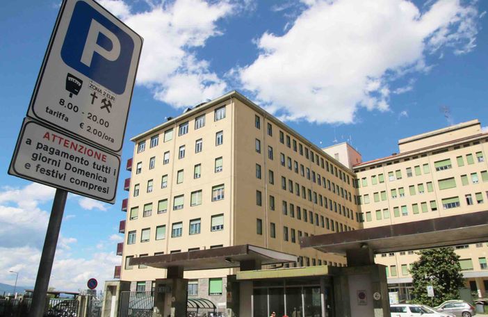Il parcheggio di via Coppino davanti all'ingresso dell'Ospedale Santa Croce