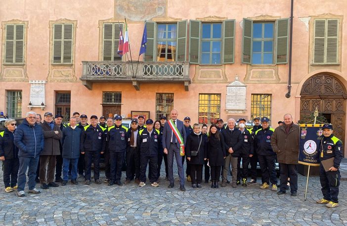 Il sindaco Carlo DAvico con la Protezione Civile di Cherasco.