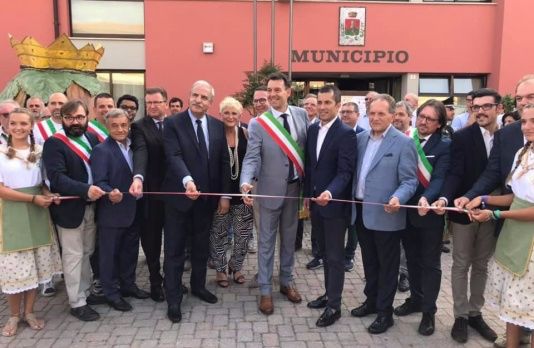 Nella foto il momento del taglio del nastro, alla presenza delle autorità