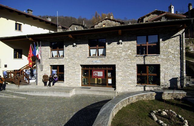 Il bel municipio di Ostana